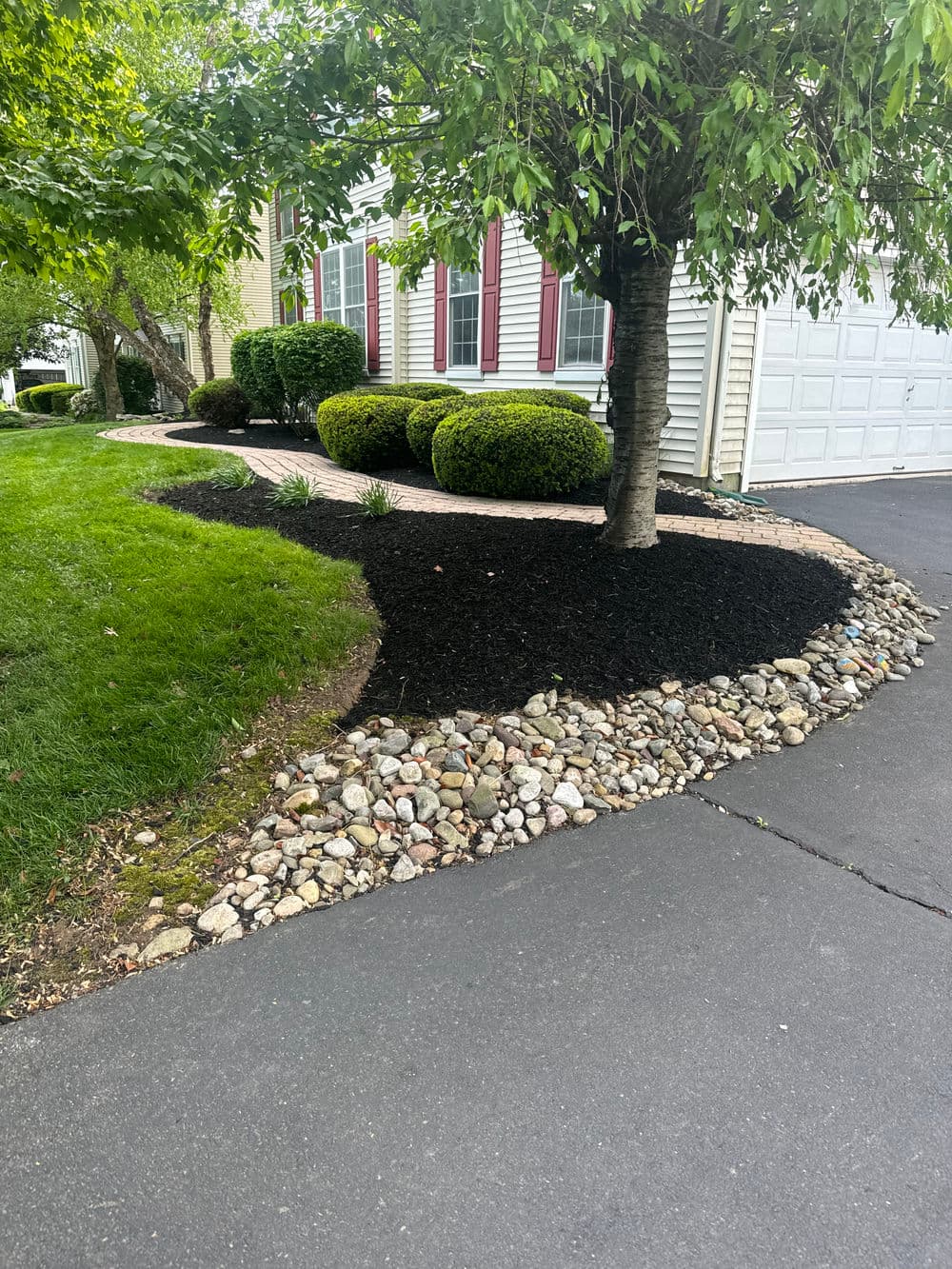 Gallery photos for Full Property Mulching and Bed Cleanup in Doylestown: Image #1
