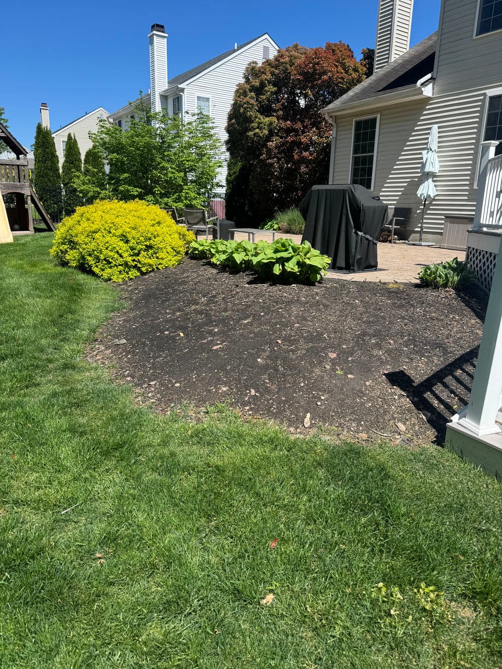Gallery photos for Full Property Mulching and Bed Cleanup in Doylestown: Image #6