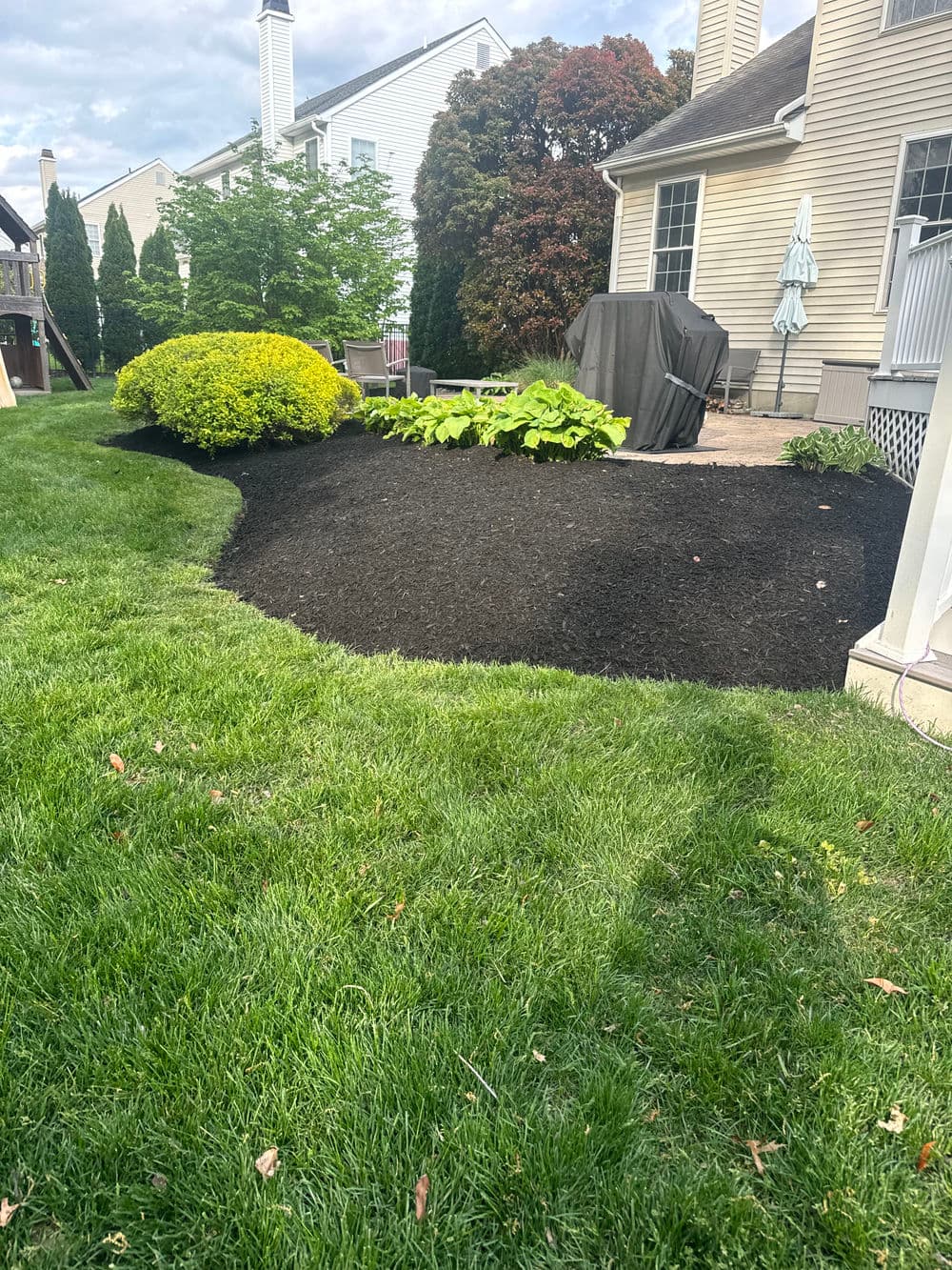 Gallery photos for Full Property Mulching and Bed Cleanup in Doylestown: Image #7