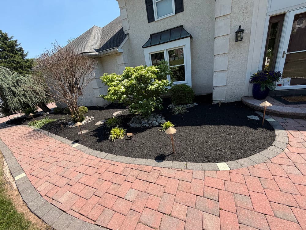 Gallery photos for Fresh Mulch and Bed Cleanup at a Holland PA Home: Image #4