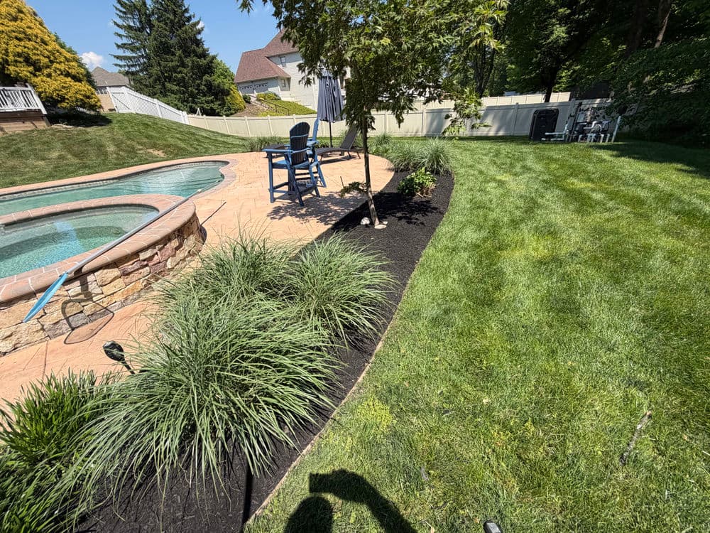 Gallery photos for Fresh Mulch and Bed Cleanup at a Holland PA Home: Image #2